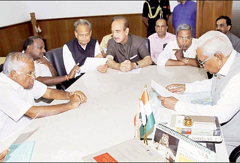 கர்நாடகத்தில் ஆட்சி அமைக்க ஜனதா தளம்(எஸ்) கட்சிக்கு நிபந்தனையற்ற ஆதரவு