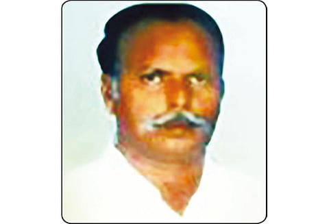 கடலூரில் பயங்கரம்: ஆயுதங்களுடன் மீனவர்கள் மோதல்; அ.தி.மு.க. பிரமுகர் குத்திக்கொலை