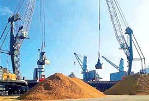 இறக்குமதி மணலை வாங்குவது குறித்து 20 நாட்களில் அறிக்கை தாக்கல் செய்ய வேண்டும்