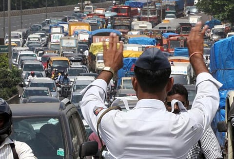 போக்குவரத்து போலீசாரின் சீருடையில் நவீன கேமரா பொருத்தம்