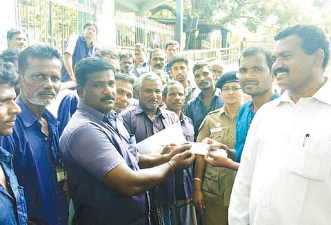 ஒகேனக்கல்லில், குற்றங்களை தடுக்கும் வகையில் மசாஜ் தொழிலாளர்களுக்கு டோக்கன் முறை அறிமுகம்