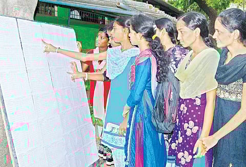 பிளஸ்-2 தேர்வில் கரூர் மாவட்டத்தில் 93.85 சதவீதம் பேர் தேர்ச்சி