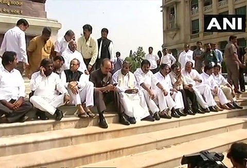 கர்நாடக சட்டப்பேரவை வளாகத்தில் சித்தராமையா உள்ளிட்ட காங்.தலைவர்கள் தர்ணா