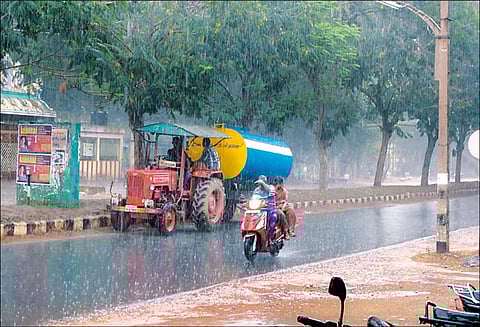 நெய்வேலியில் திடீர் மழையால் பொதுமக்கள் மகிழ்ச்சி