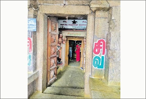 பல லட்சம் ரூபாய் மதிப்புள்ள 2 ஐம்பொன் சிலைகள் கொள்ளை