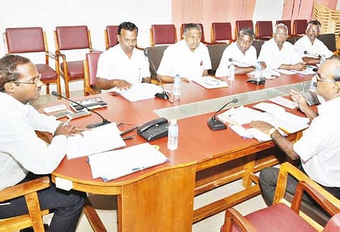 தொழிலாளர்களுக்கு நிலுவைத் தொகைகளை வழங்க அலுவலர்களுக்கு கலெக்டர் அண்ணாதுரை அறிவுரை