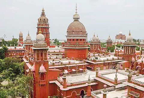 போதிய வருகை இல்லாத சட்டக்கல்லூரி மாணவரை தேர்வு எழுத அனுமதிக்க முடியாது