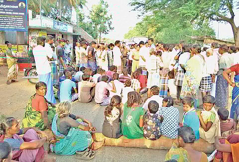 வாலிபர் சாவுக்கு காரணமான லாரி டிரைவரை கைது செய்ய வலியுறுத்தி உறவினர்கள் சாலை மறியல்