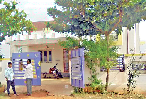 துணை வட்டார வளர்ச்சி அலுவலர் மனைவியிடம் 10 பவுன் நகை பறிப்பு