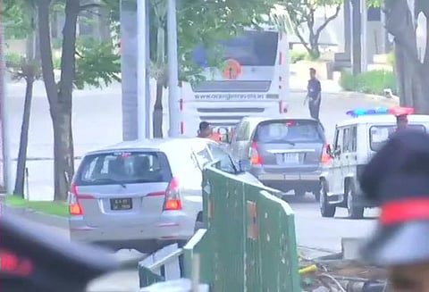 ஐதராபாத்தில் தங்க வைக்கப்பட்டிருந்த காங். எம்எல்ஏக்கள் பெங்களூரு வந்தனர்: தனியார் ஓட்டலில் தங்கவைப்பு