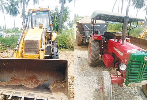 காவிரி ஆற்றில் அனுமதியின்றி மணல் அள்ளிய பொக்லைன், 2 டிராக்டர்கள் பறிமுதல்