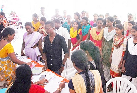 கல்லூரிகளில் சேர மாணவ-மாணவிகள் ஆர்வம் விண்ணப்பங்களை வாங்க கூட்டம் அலைமோதியது