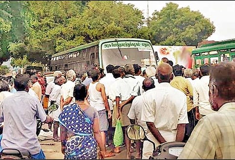 குப்பைகளை அள்ளாததால் ஆத்திரம்: நகராட்சி நிர்வாகத்தை கண்டித்து பொதுமக்கள் சாலை மறியல்