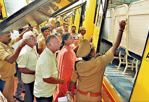 தேனியில் தனியார் பள்ளி வாகனங்கள் ஆய்வு