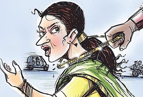 சென்னையில் கல்லூரி பேராசிரியை உள்பட 3 பெண்களிடம் 17 பவுன் நகை பறிப்பு