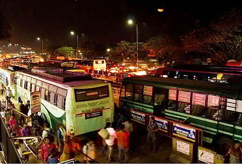 தேசிய நெடுஞ்சாலையில் 70 சதவீத மின்விளக்குகள் எரியவில்லை வாகன ஓட்டிகள் அவதி