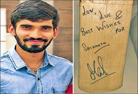 பேட்மிண்டன் வீரர் ஸ்ரீகாந்துக்கு பேட்டை பரிசாக அளித்த டோனி