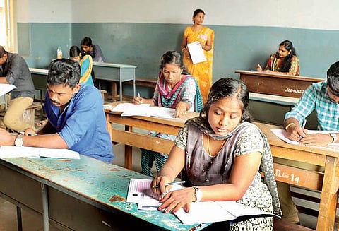 டி.என்.பி.எஸ்.சி. நடத்திய பொதுப்பணித்துறை உதவி என்ஜினீயர் பணிக்கான எழுத்துத்தேர்வு