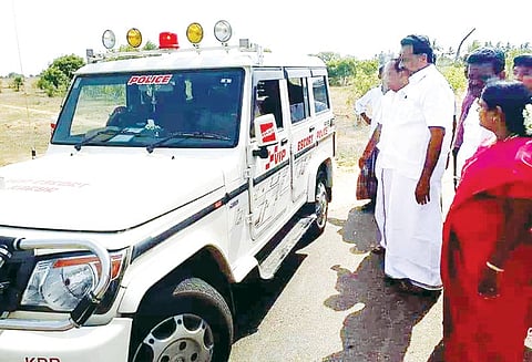 கரூர் அருகே விபத்தில் காயமடைந்தவர்களை சிகிச்சைக்காக போலீஸ் ஜீப்பில் அனுப்பி வைத்த அமைச்சர்