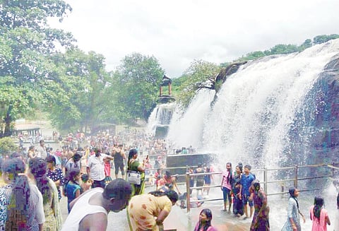 கன்னியாகுமரியில் அலைமோதிய கூட்டம்: விடுமுறையை கொண்டாட சுற்றுலா தலங்களில் குவிந்த மக்கள்