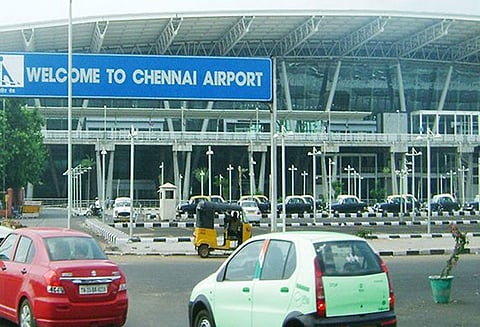 சென்னை விமான நிலையத்தில் பேனாவால் வயிற்றில் குத்தி பயணி ரகளை