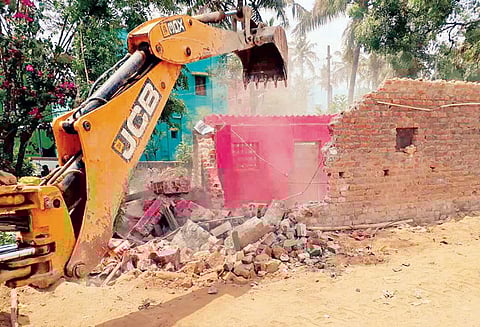 ஆக்கிரமித்து கட்டப்பட்ட 120 வீடுகளை இடிக்கும் பணி தொடக்கம்