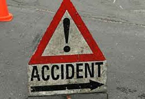 துமகூருவில் நின்ற லாரி மீது தனியார் பஸ் மோதல்: தாய்-மகள் உள்பட 7 பேர் உடல் நசுங்கி சாவு, 20 பேர் படுகாயம்