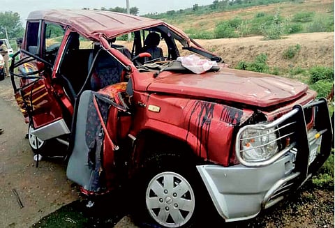 மேலூர் பகுதிகளில் கார் விபத்து 9 பேர் படுகாயம்
