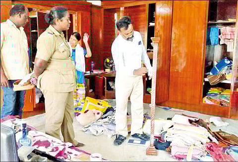 பரமக்குடியில், முன்னாள் அமைச்சரின் உறவினர் வீட்டில் தங்கம், வைர நகைகள் கொள்ளை