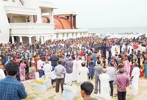 தூத்துக்குடி துப்பாக்கி சூடு சம்பவத்தில் உயிரிழந்தவர்களுக்கு அஞ்சலி: கன்னியாகுமரியில் மவுன ஊர்வலம்