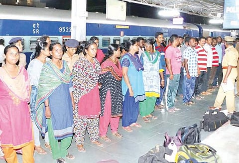 பாதுகாப்பு பணிக்காக திருச்சியில் இருந்து ரெயில்வே போலீசார் 54 பேர் தூத்துக்குடி பயணம்