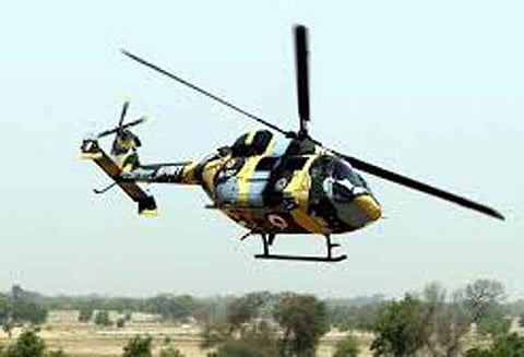 காஷ்மீரில் ராணுவ ஹெலிகாப்டர் தரையிறங்கியபோது விபத்து: 4 பேர் அதிர்ஷ்டவசமாக உயிர் தப்பினர்