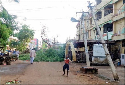 பரமக்குடியில் சூறாவளி காற்றில் மின்கம்பங்கள் சாய்ந்தன