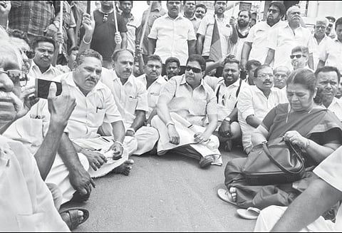 காரைக்காலில் தி.மு.க.- கூட்டணி கட்சியினர் சாலை மறியல் 132 பேர் கைது