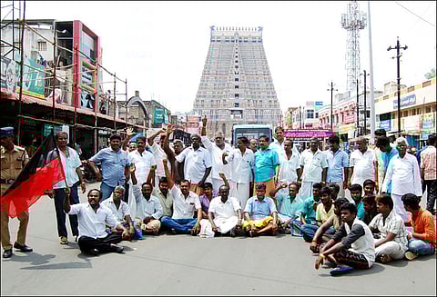 தி.மு.க.வினர் சாலை மறியல் எம்.எல்.ஏ. உள்பட பலர் கைது