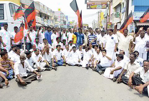 தி.மு.க.வினர் சாலை மறியல் போராட்டம் 2 எம்.எல்.ஏ.க்கள் உள்பட 234 பேர் கைது