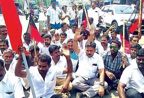 12 இடங்களில் சாலைமறியல் தி.மு.க.வினர் 300 பேர் கைது