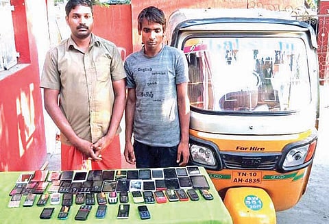 ரெயில் நிலையங்களில் பயணிகளிடம் செல்போன், நகை திருடிய 2 பேர் கைது