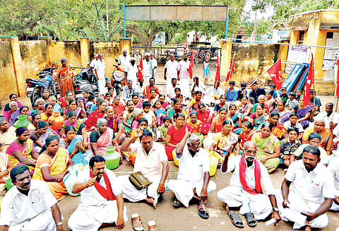 பேரூராட்சி அலுவலகத்தை மார்க்சிஸ்ட் கம்யூனிஸ்டு கட்சியினர் முற்றுகை