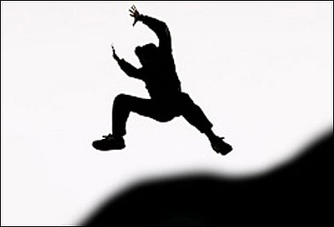 தேர்வு தோல்வி பயத்தால் விபரீதம்: மேம்பாலத்தில் இருந்து குதித்து தற்கொலைக்கு முயன்ற பிளஸ்-2 மாணவர்