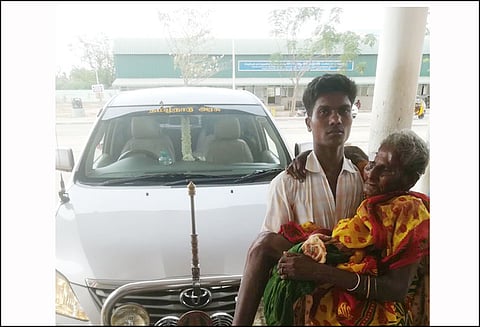 உயிருக்கு போராடிய மூதாட்டியை மீட்டு தனது காரில் சிகிச்சைக்கு அனுப்பி வைத்த கலெக்டர்