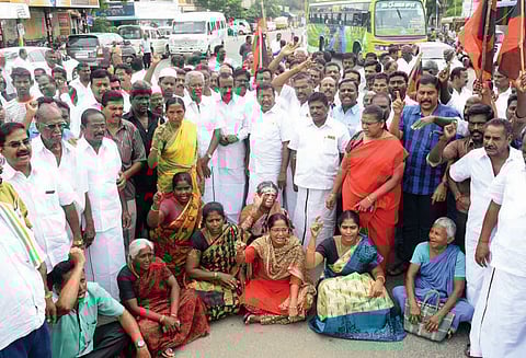 தி.மு.க கூட்டணி கட்சியினர் ‘திடீர்’ சாலை மறியல் போராட்டத்தில் ஈடுபட்ட 330 பேர் கைது