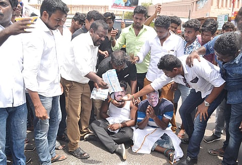 புதுவையில் பல்வேறு இடங்களில் சாலை மறியல் 187 பேர் கைது