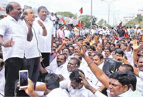 சென்னை புறநகர் பகுதியில் முழு அடைப்பு: தி.மு.க. கூட்டணி கட்சிகள் சாலை மறியல்