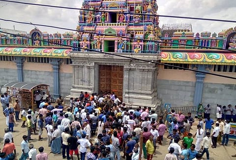 சமயபுரம் மாரியம்மன் கோயிலில் புனிதநீர் தெளிக்கப்பட்டு நடை திறப்பு