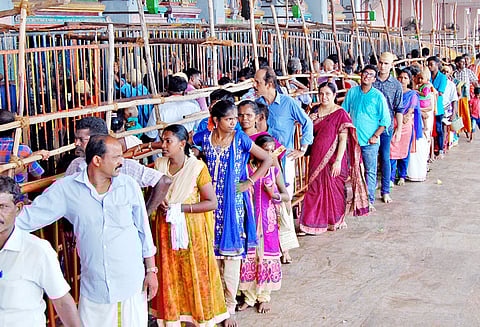 விடுமுறை தினத்தையொட்டி பழனி மலைக்கோவிலில் குவிந்த பக்தர்கள்