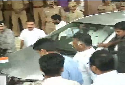 துப்பாக்கி சூடு சம்பவம்; அரசு மருத்துவமனையில் சிகிச்சை பெறுவோரிடம் நேரில் நலம் விசாரித்த ஓ. பன்னீர்செல்வம்