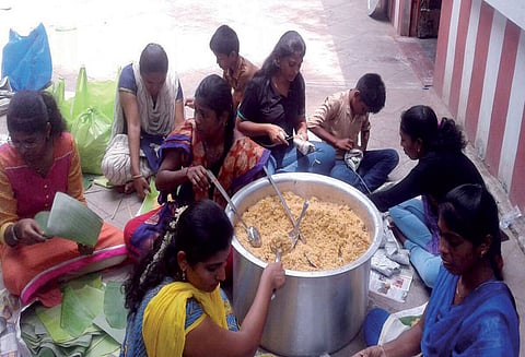 உலக பசி தினத்தையொட்டி வேலூரில் இயலாதவர்களுக்கு உணவளித்த இளையதலைமுறை