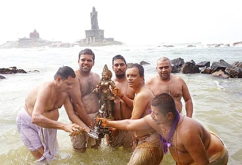 கன்னியாகுமரி பகவதி அம்மனுக்கு முக்கடல் சங்கமத்தில் ஆறாட்டு விழா