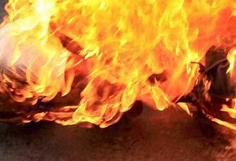 பெண் எரித்துக்கொலை யார் அவர்? போலீஸ் விசாரணை